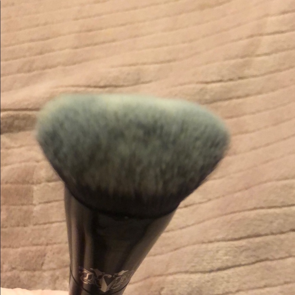 Kat Von D Lock-It Edge Foundation Brush 10 - Picture 4 of 6